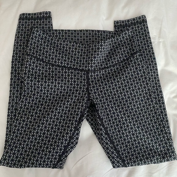 Lululemon White and Black Leggings Size: 4 - Picture 4 of 6